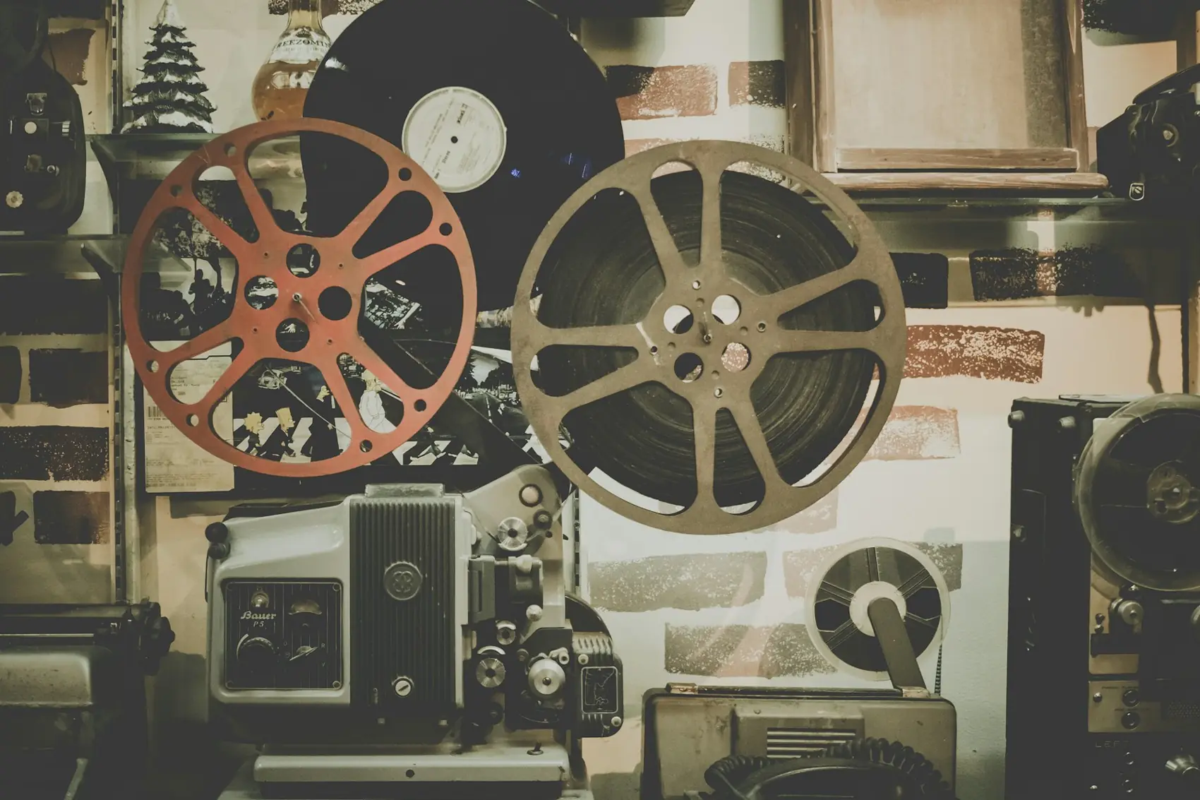 Bobinas y proyectores de cine antiguos en una pared
