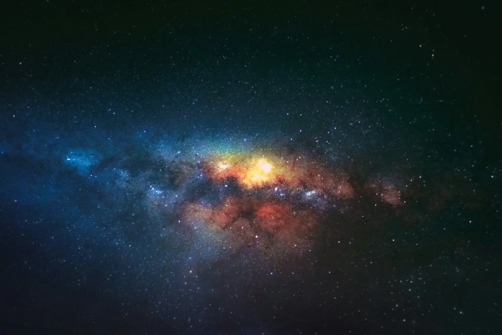 Una nebulosa de colores en el cielo nocturno